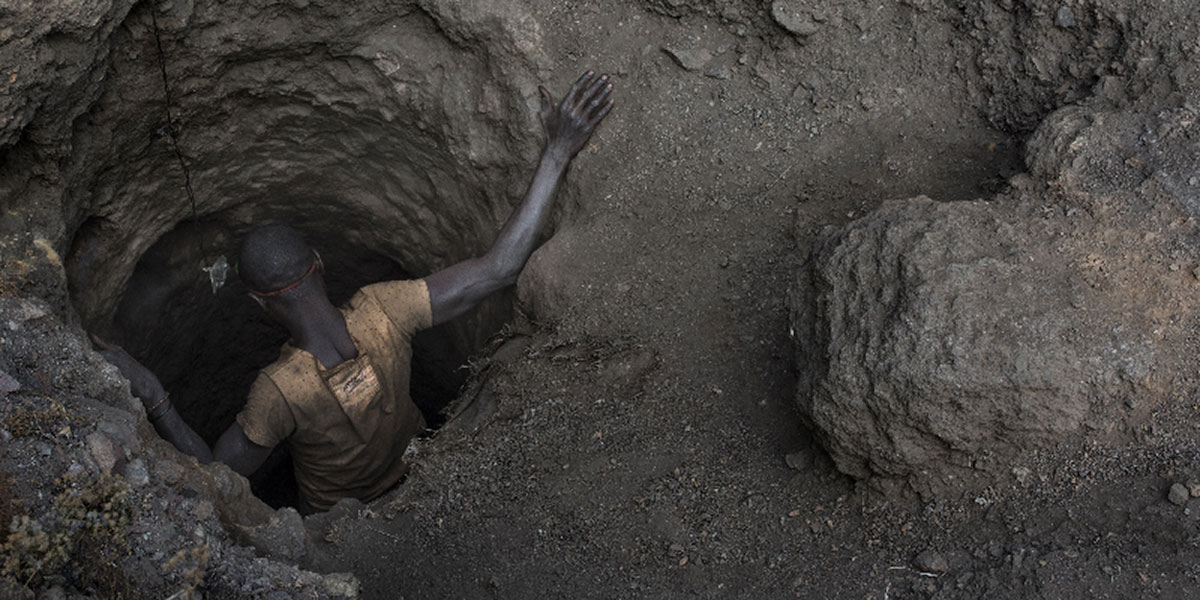 A creuseur or digger descends into a tunnel at the cobalt mine in Kawama, Democratic Republic of the Congo June 8 2016 Photo Credit Michael Robinson Chavez The Washington Post Getty Images