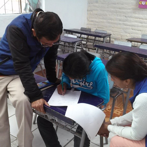 Image of Luis tutoring students