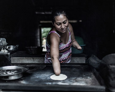 woman without hands, cooking Photo Credit Javier Arcenillas-Ángela ESPAÑA 2020