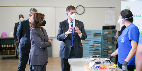 Secretary Walsh and Vice President Harris chat with an apprentice.